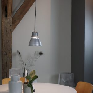 Zeiss Ikon hanglamp eettafel boven witte ronde tafel