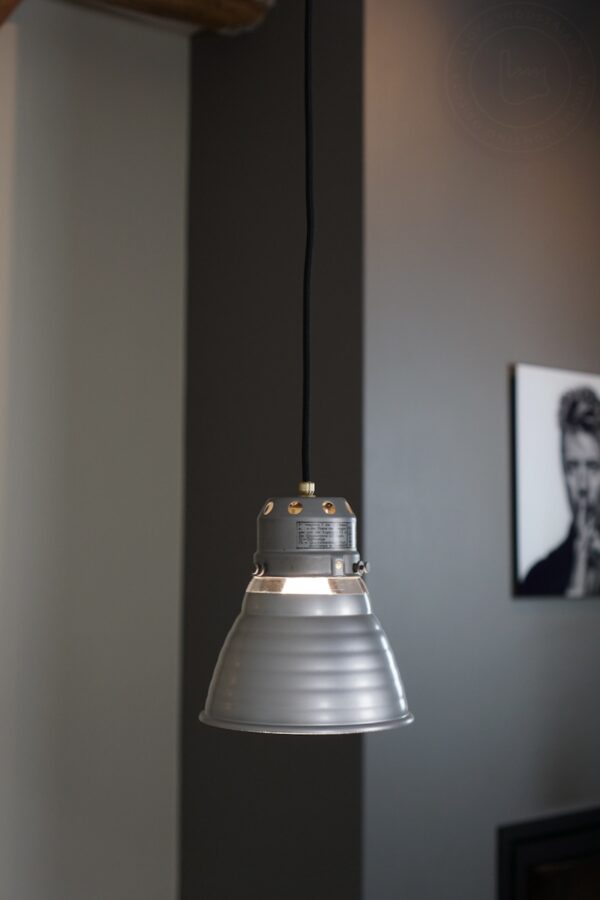 Designlamp van Zeiss Ikon ontworpen door Adolf Meyer