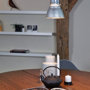 Zeiss Ikon lamp boven houten tafel met daarop een boek van Erwin Olaf