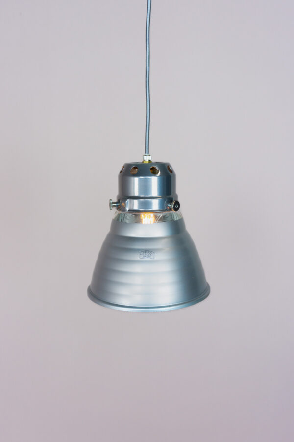 Een glazen designlamp met Chrome bovendeel en glazen kapje van Zeiss Ikon