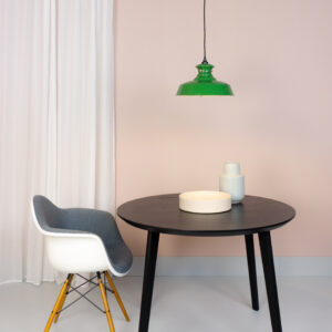 industriële lamp groen emaille boven zwarte ronde Ikea tafel met vita DAW stoel