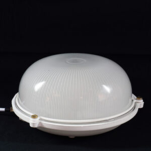 witte gerestaureerde wandlamp van het franse merk Mapelec
