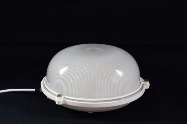 witte gerestaureerde wandlamp van het franse merk Mapelec