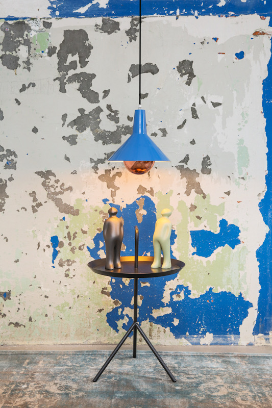 blauwe hanglamp de kelk no 43 van Anvia