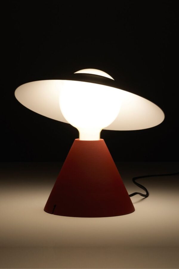 De Fante designlamp in rode uitvoering waarbij de verlichting aan is.