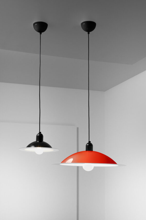productfoto rode en zwarte hanglamp Stilnovo Lampiatta 28 en 50 cm ontworpen door Jonathan De Pas, Donato D’Urbino en Paolo Lomazzi
