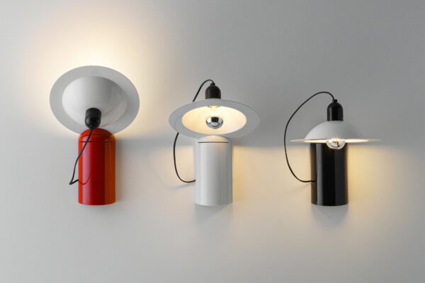 drie wandlampen, een rode, witte en zwarte van het merk Stilnovo model Lampiatta.
