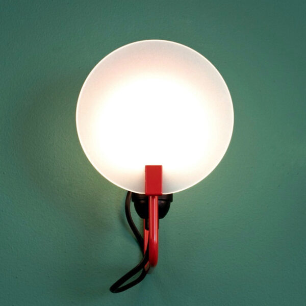 Stilnovo Bugia 1 light wandlamp in rode kleur hangt aan groene wand