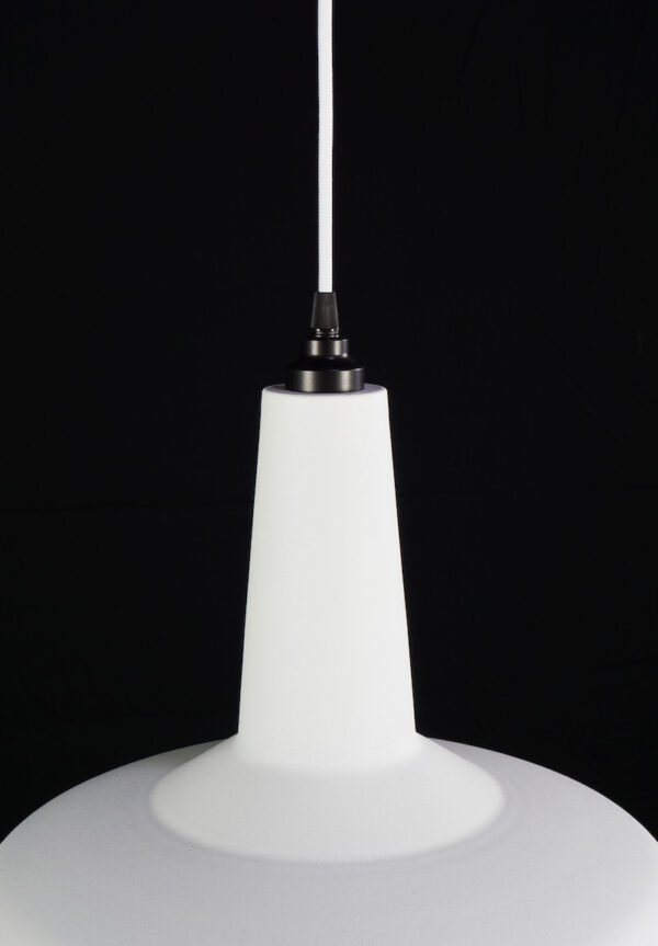 zwarte ophang van de witte designlamp NH001WL