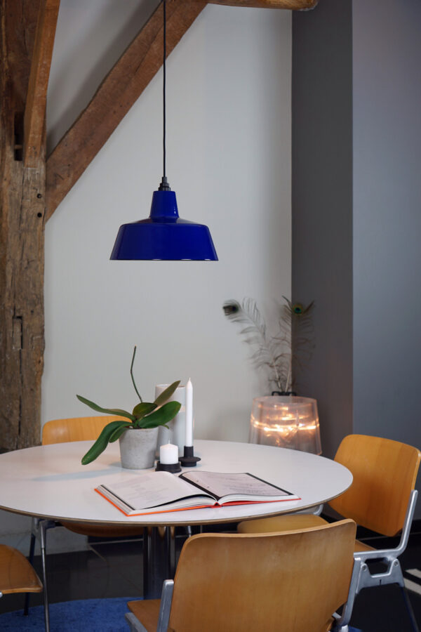 blauw emaille lamp boven witte tafel
