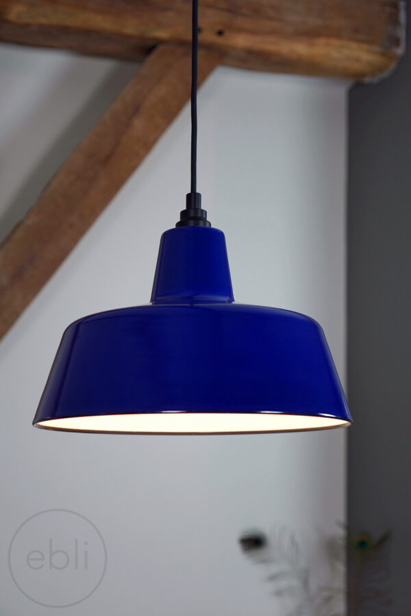 geëmailleerde blauwe hanglamp van het merk EBLI