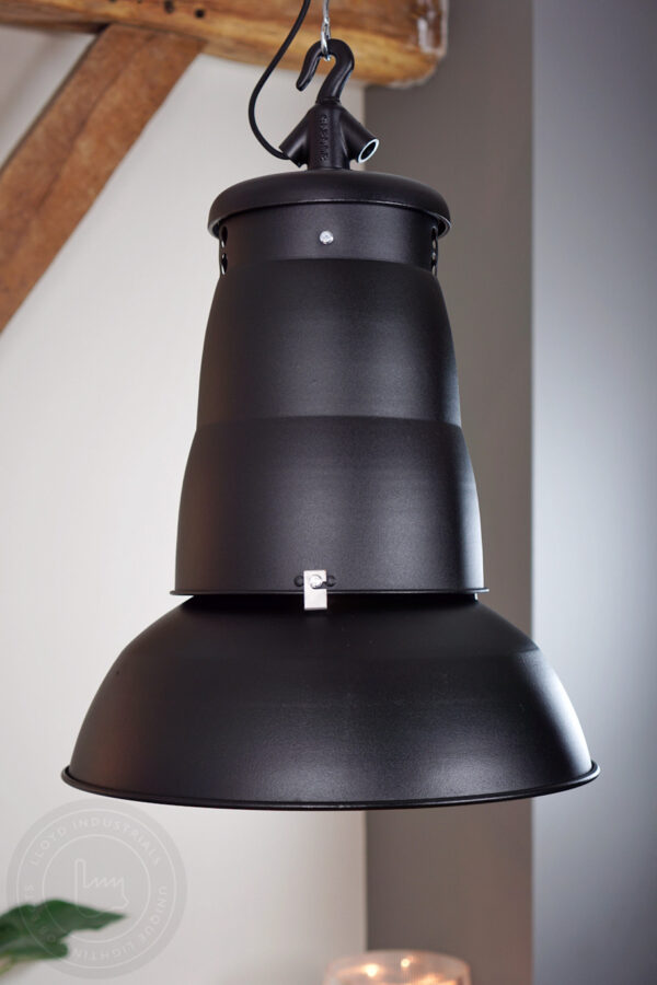 duurzaam hergebruikte lamp boven tafel kleur zwart