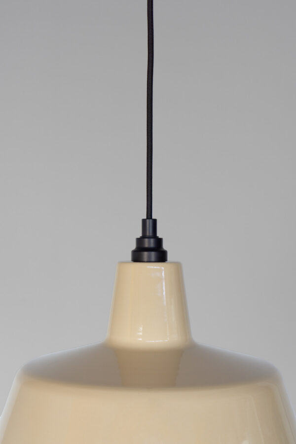 zwarte ophang met trekontlaster van emaille lamp ONETONE beige