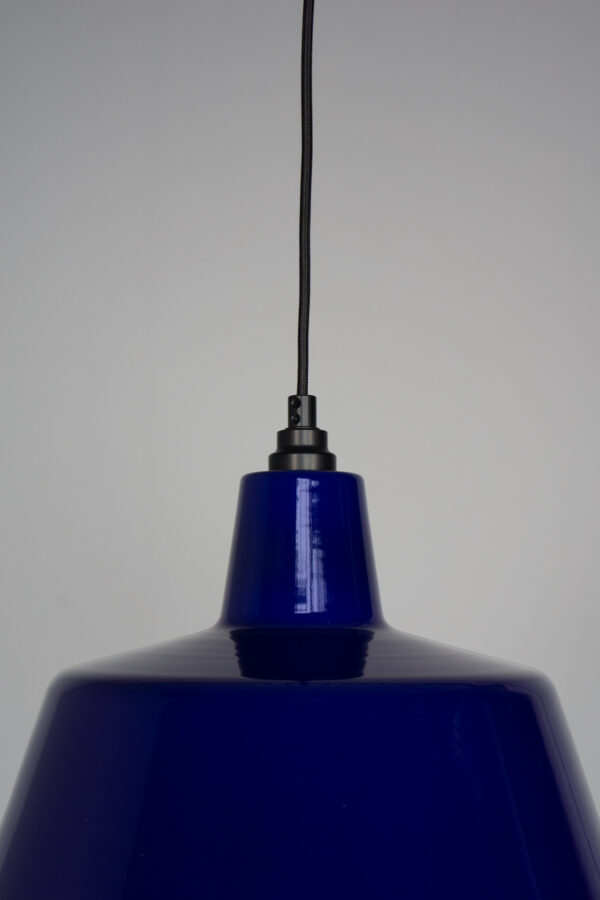 zwarte ophang op blauwe emaille lamp van EBLI