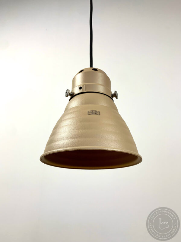 Beige designlamp, duurzaam hergebruikte oude lamp van Zeiss Ikon door Lloyd Industrials