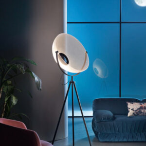 vloerlamp Demì Moon van ontwerper Mirco Crosatto in een woonkamer 1
