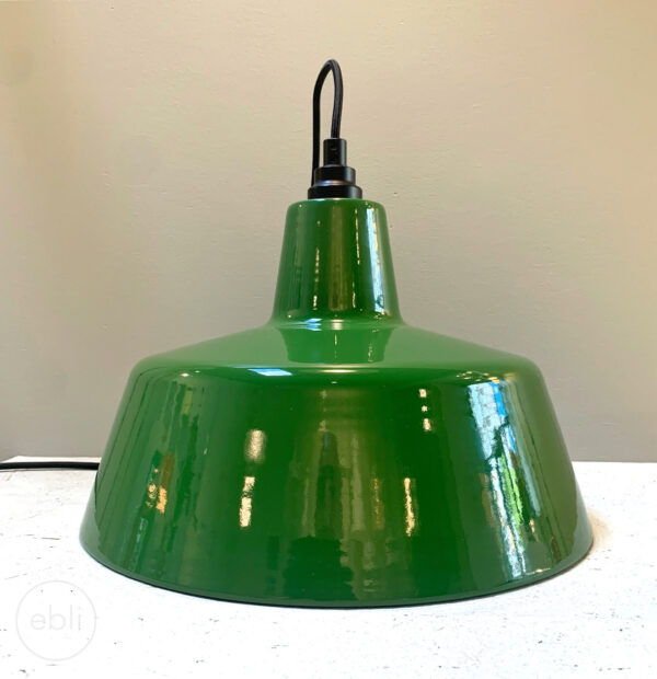 groene lamp - emaille lamp - van EBLI de ONETONE French Green - het emaille heeft de kleur van oude franse industriële lampen