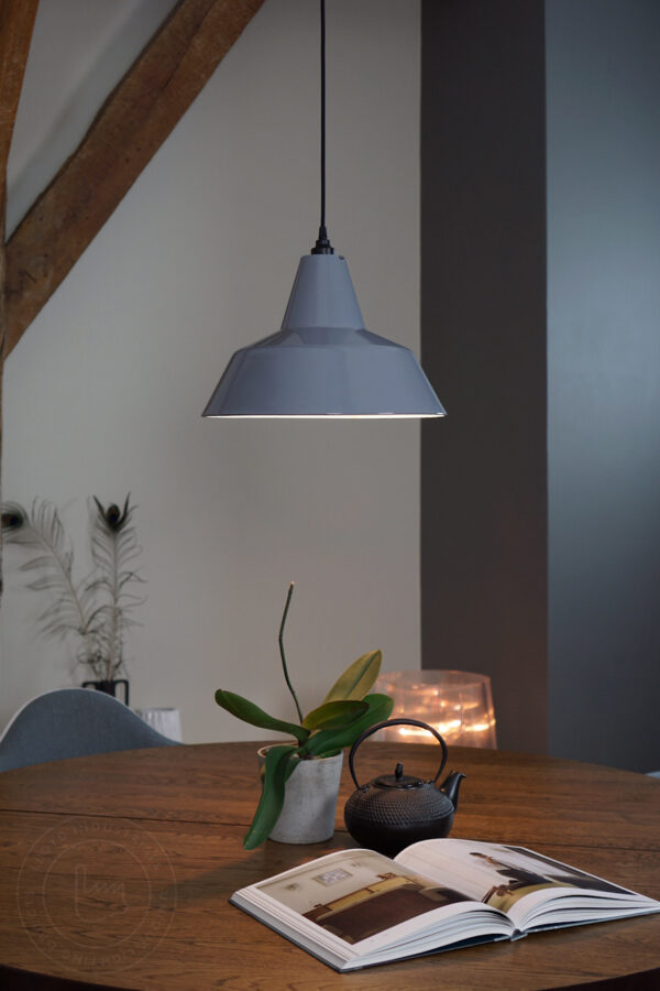 Grijs emaille lamp Philips boven ronde tafel ikea