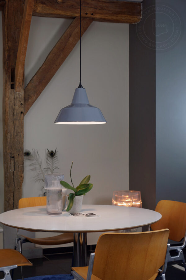 Philips lamp kleur grijs materiaal emaille. Boven ronde vintage tafel met houten stoelen.
