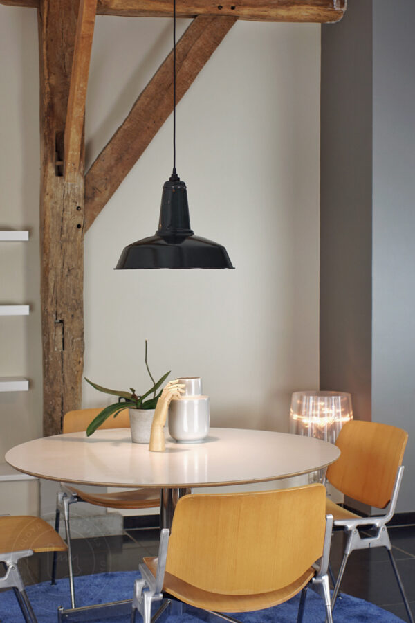 Antraciet / zwart geëmailleerde lamp uit Frankrijk boven witte vintage tafel met Castelli stoelen