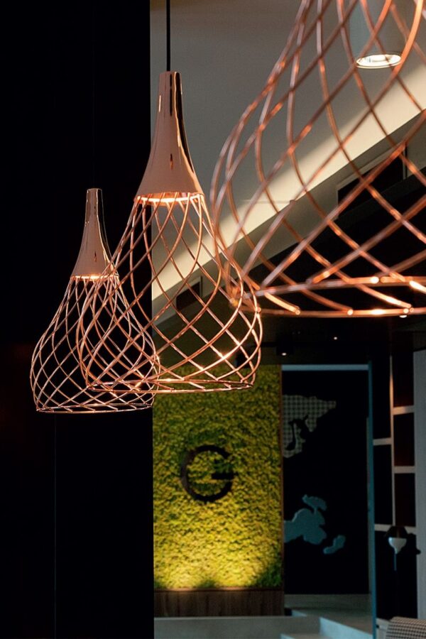 drie Stilnovo mongolfier P1 hanglamp rose goud , koper uitvoering in restaurant