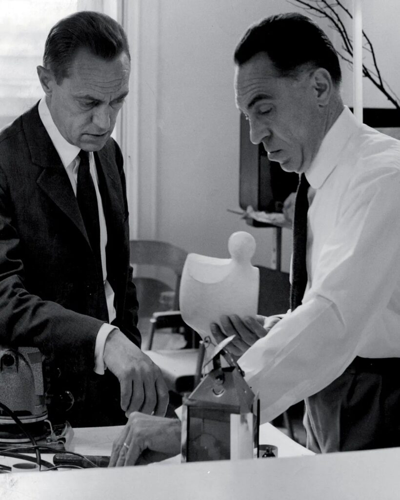 Achille en Pier Giacomo Castiglioni in overleg tijdens een ontwerpsessie