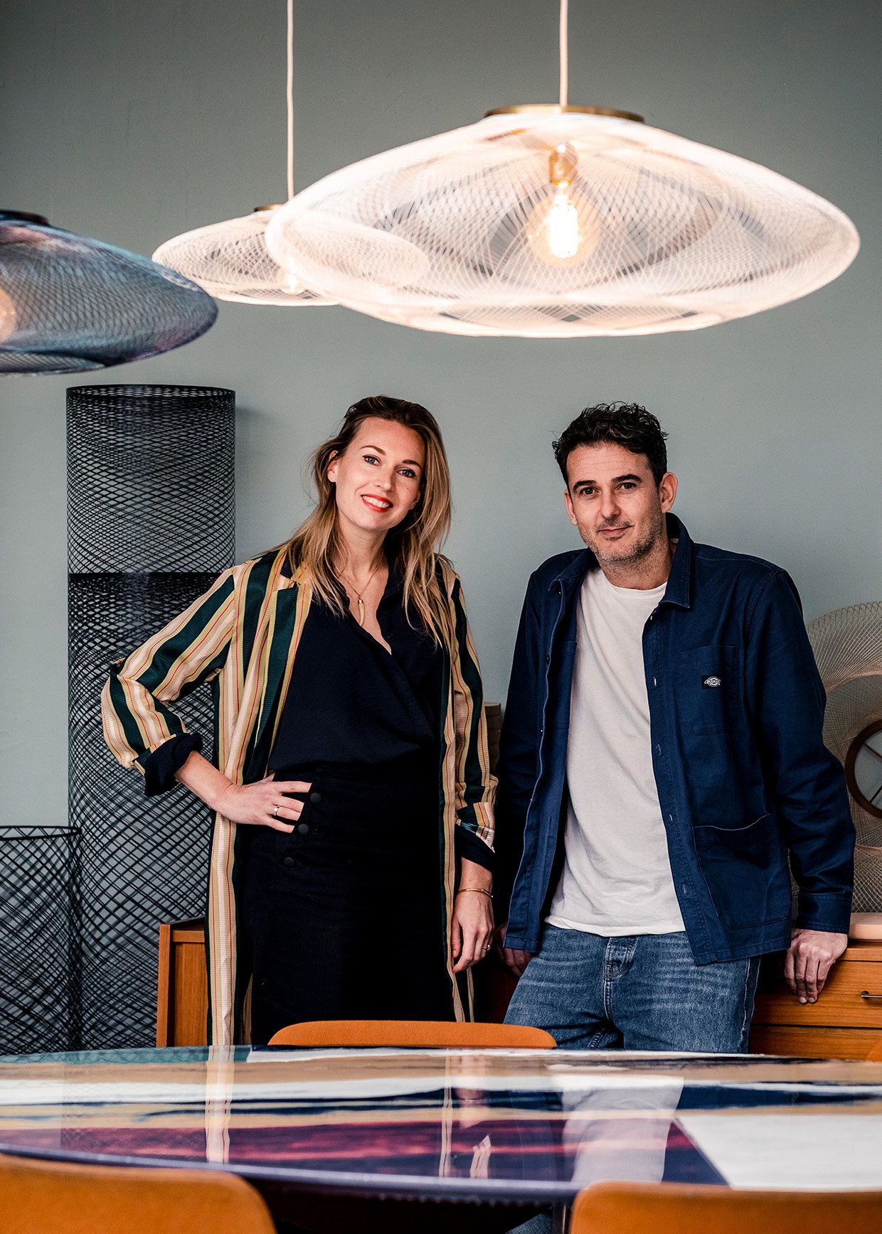 Portret van ontwerpers Atelier Robotiq met UFO lampen
