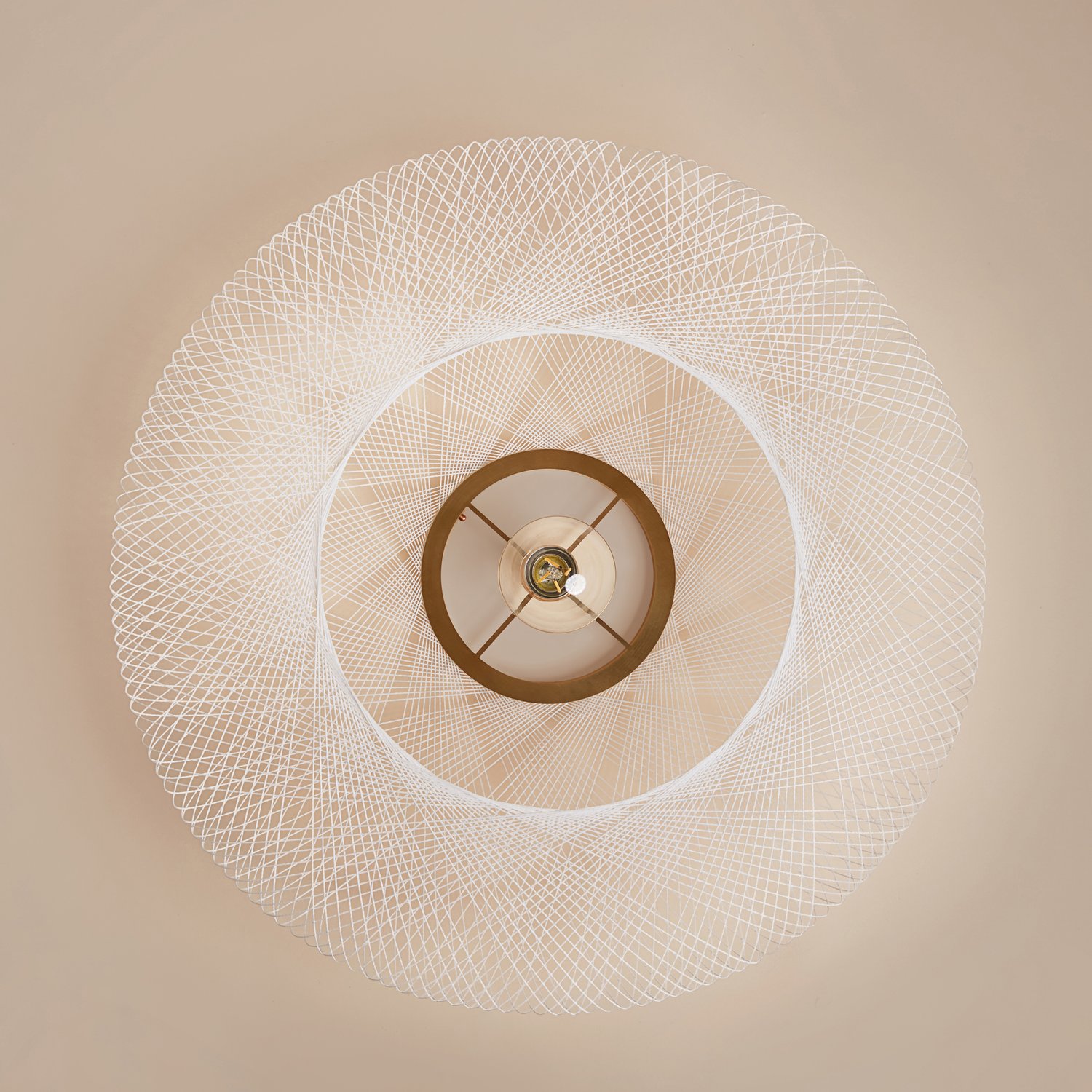 UFO Open Chalk White lamp onderaanzicht met messing houder