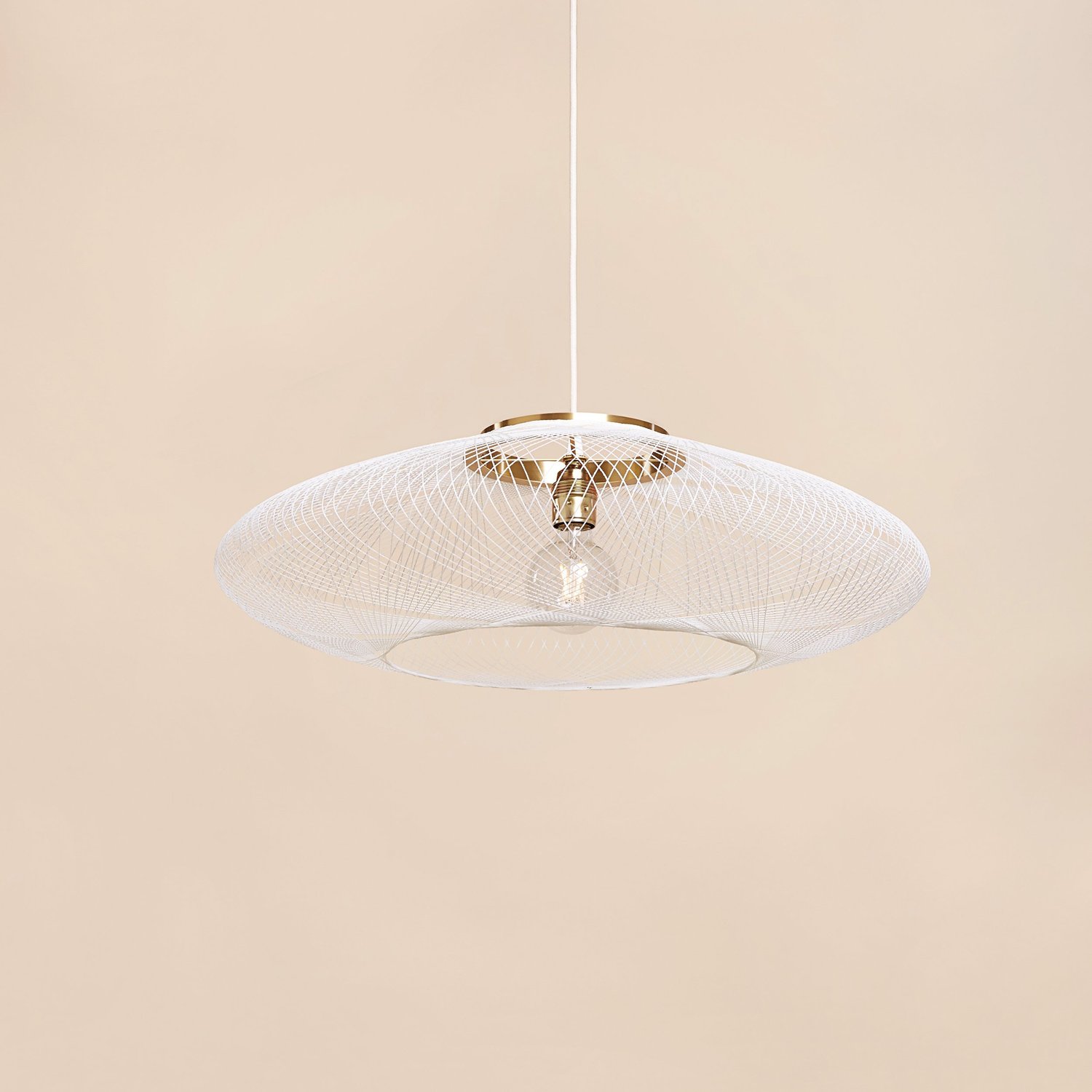 UFO Open Chalk White lamp zijaanzicht tegen beige achtergrond