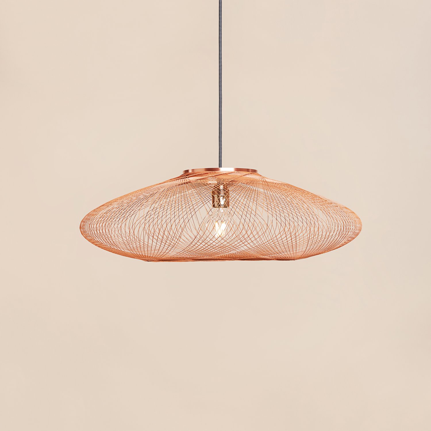 UFO Open Copper lamp zijaanzicht met zwarte kabel en beige achtergrond