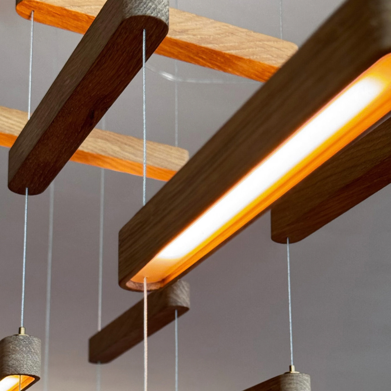 Detail van eiken elementen en verlichting van Arend Groosman Flock S Sculpture 18