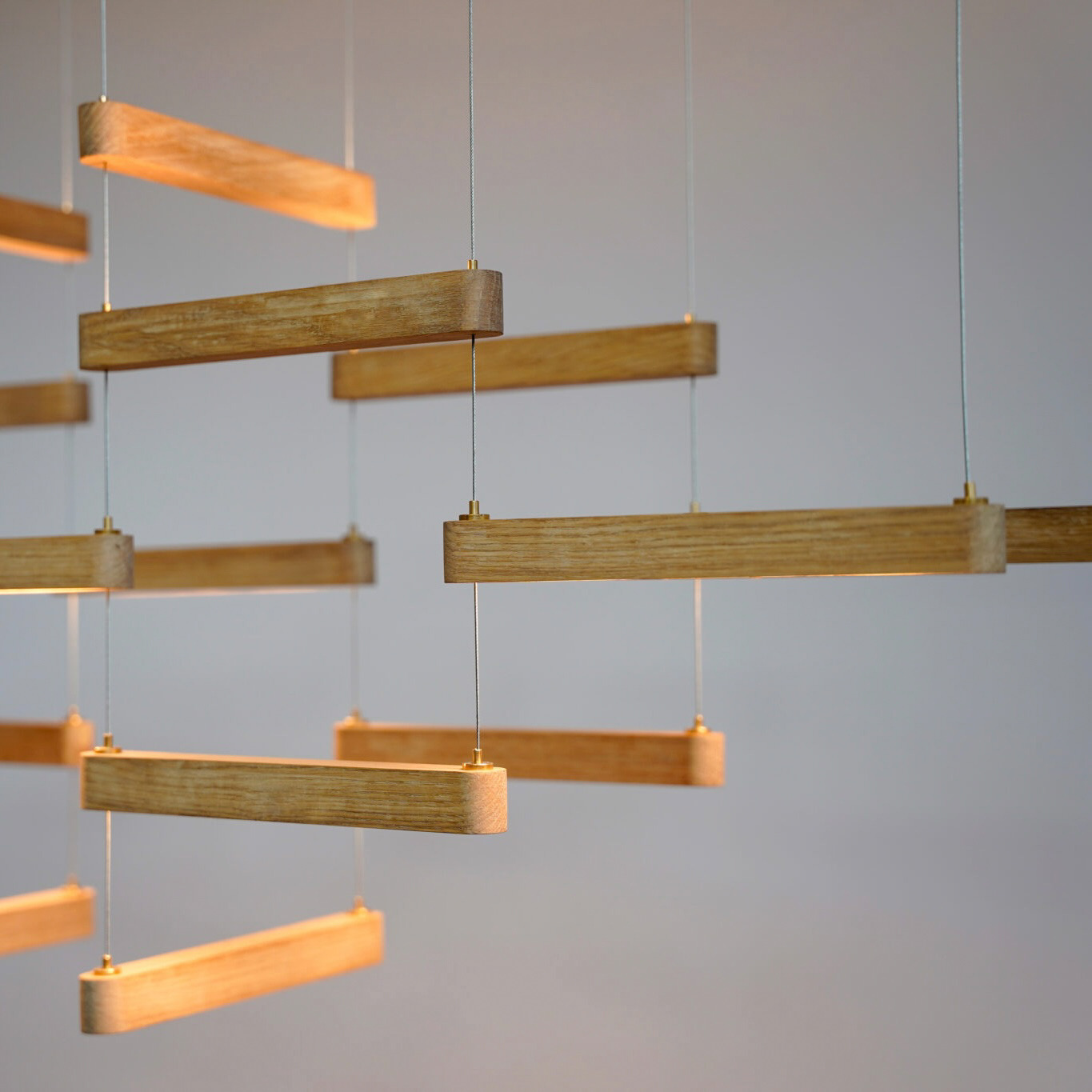 Houten elementen van de Flock S Sculpture 18 aan dunne ophangkabels