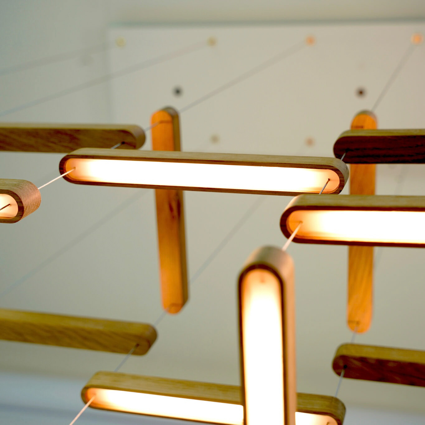 Detail van de verlichte houten elementen van de Flock S Sculpture 18