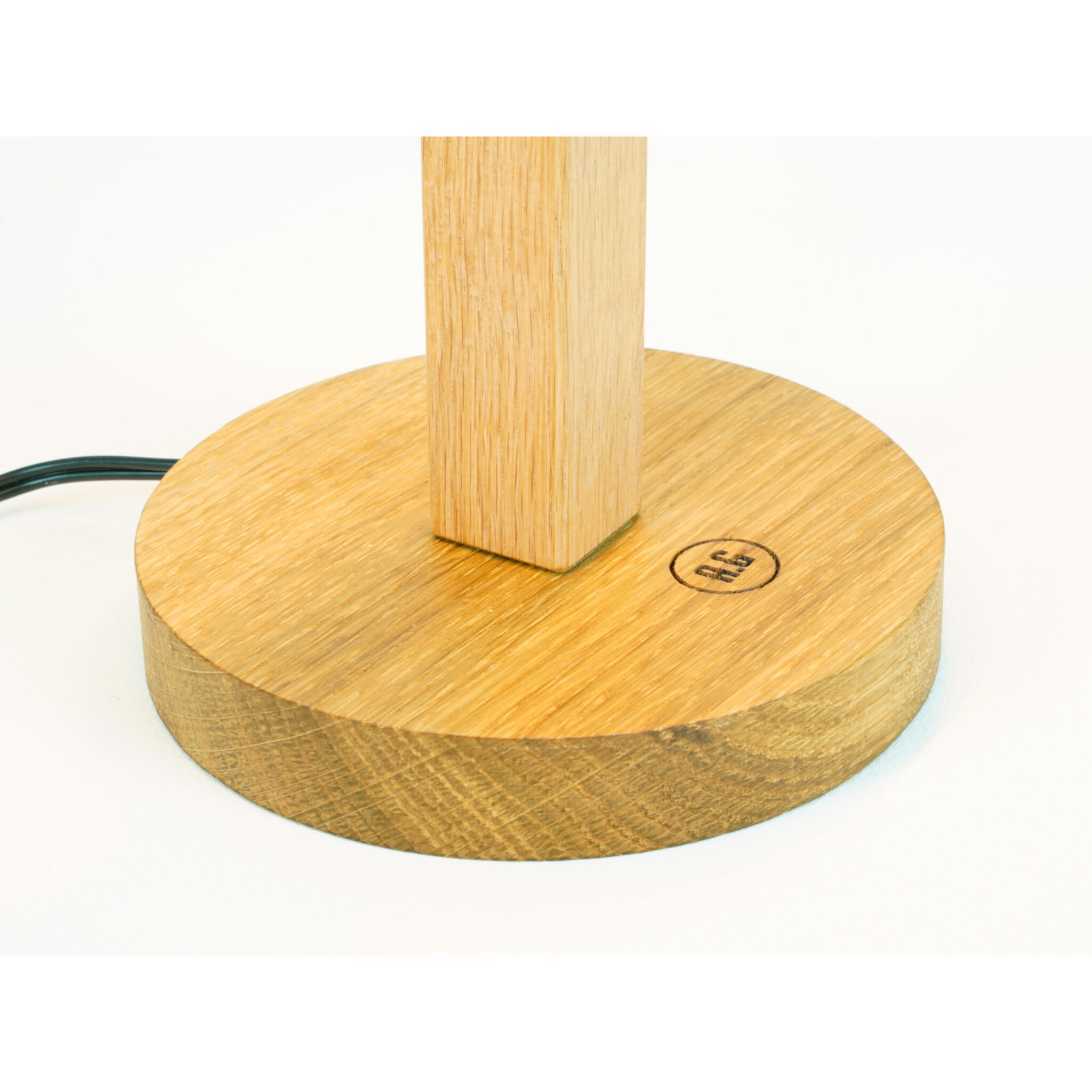 Detail van de houten voet en touch dimmer van de Arend Groosman T lamp