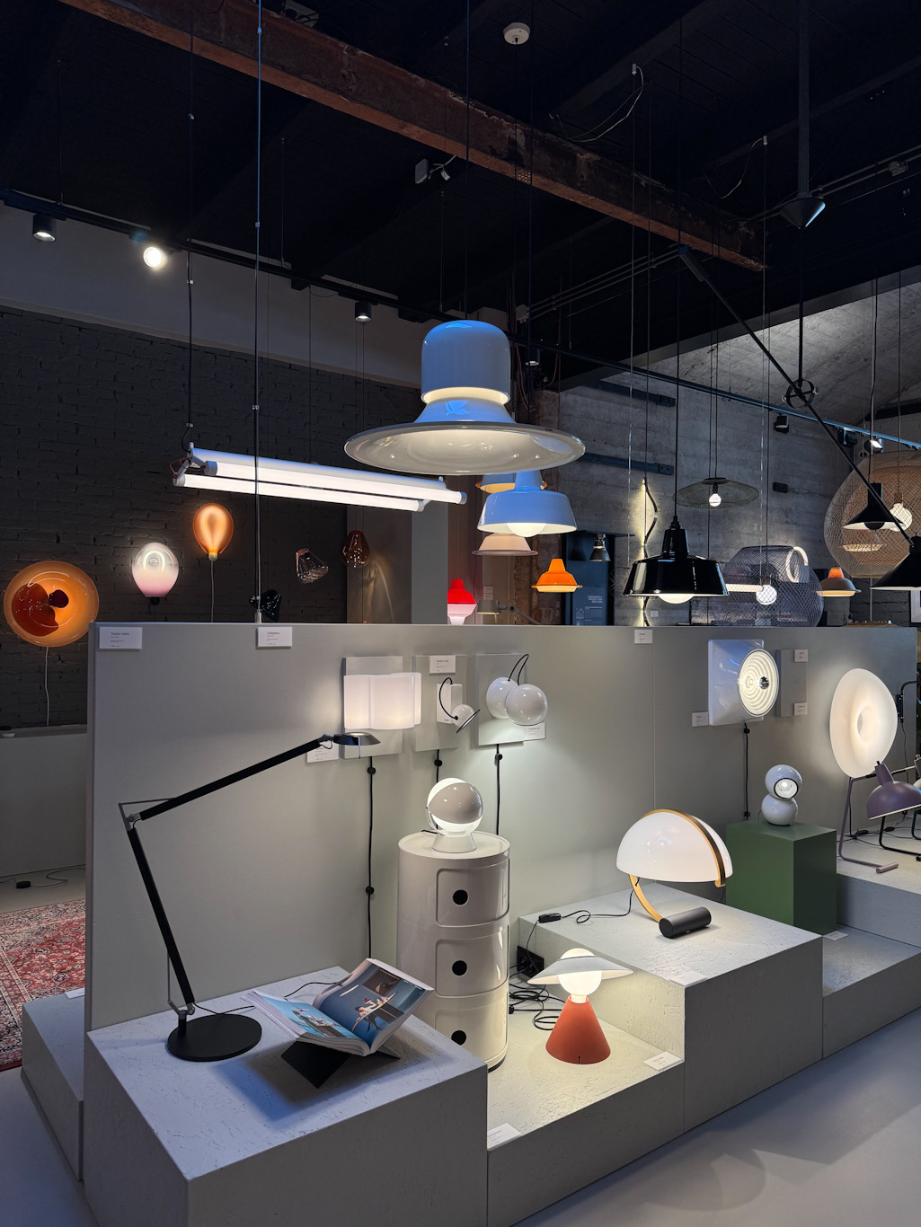 Designlampen in de showroom van Studio Lloyd Industrials in Rotterdam
