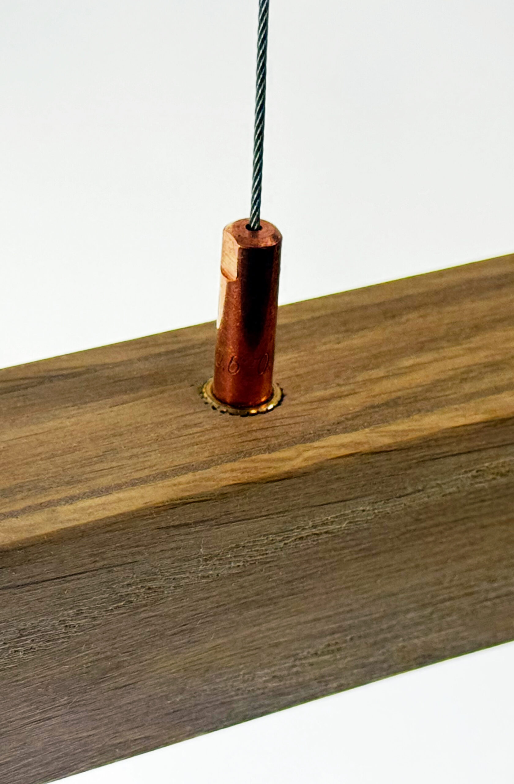 Arend Groosman Inner LED detail van koperen ophanging in eiken walnoot