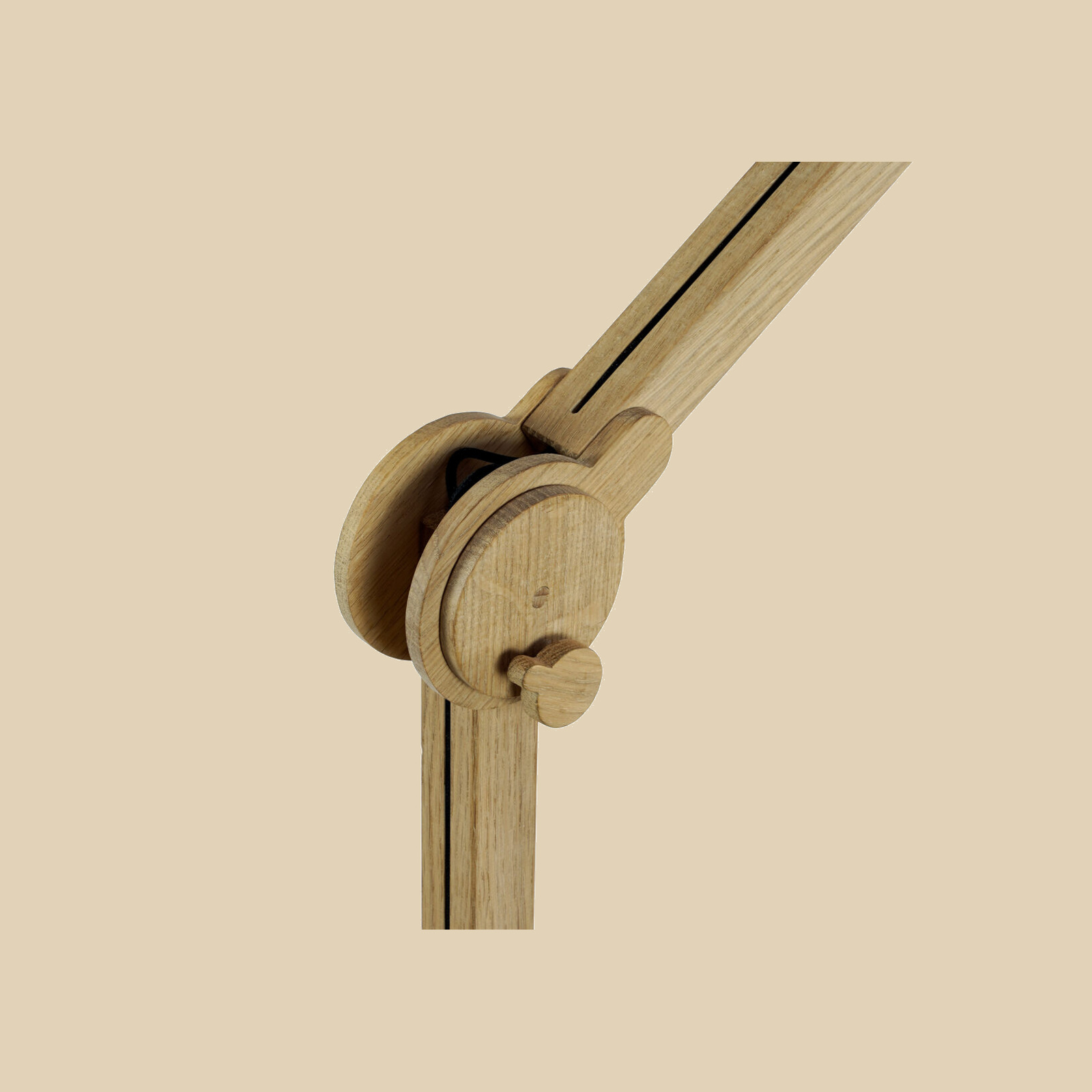 Arend Groosman Circle Arc vloerlamp – verstelbaar houten scharnier in naturel eiken met ronde draaiknop.