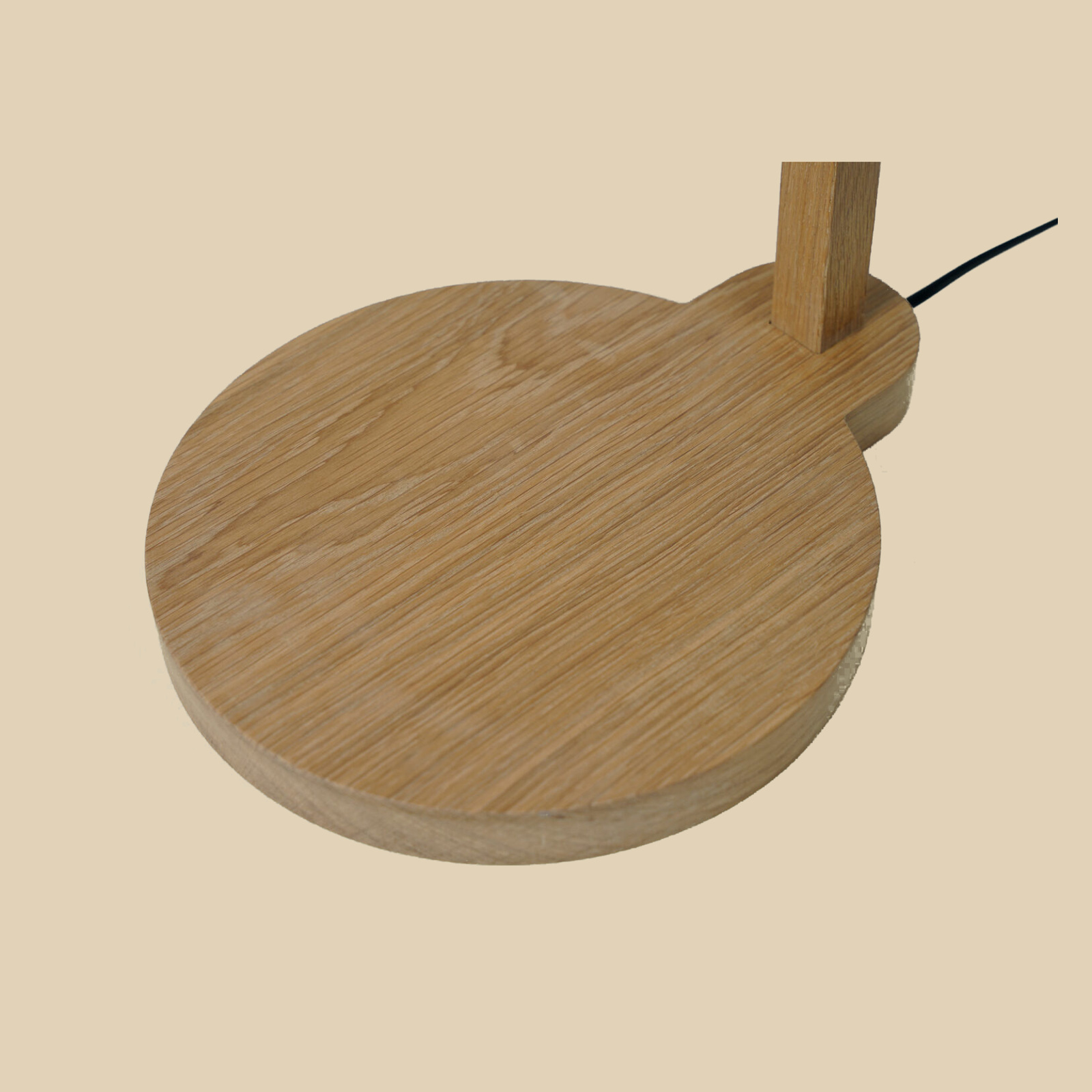 Arend Groosman Circle Arc vloerlamp – detail van de ronde houten voet in naturel eiken met zichtbare houtnerf.