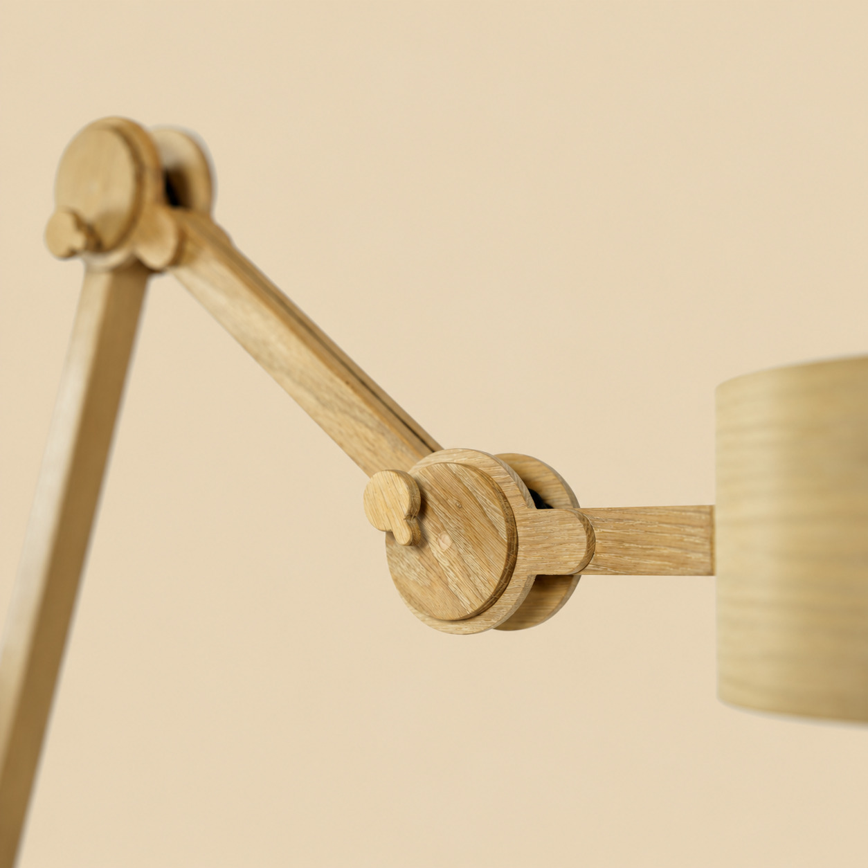 Arend Groosman Circle Arc vloerlamp dubbel – houten arm en verstelbaar scharnier bij de lampenkap.