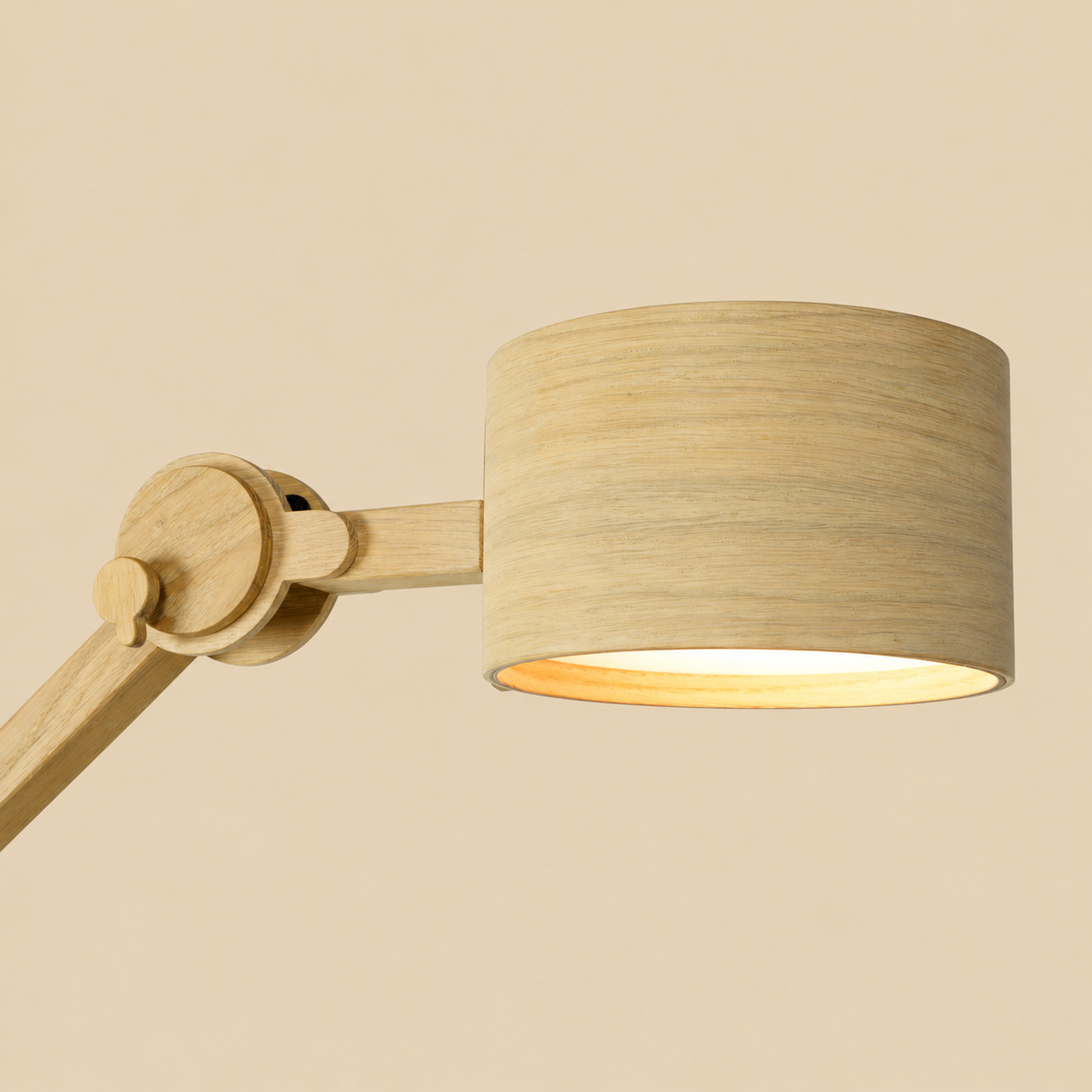 Arend Groosman Circle Arc vloerlamp dubbel – detail van de houten lampenkap en verstelbaar scharnier.