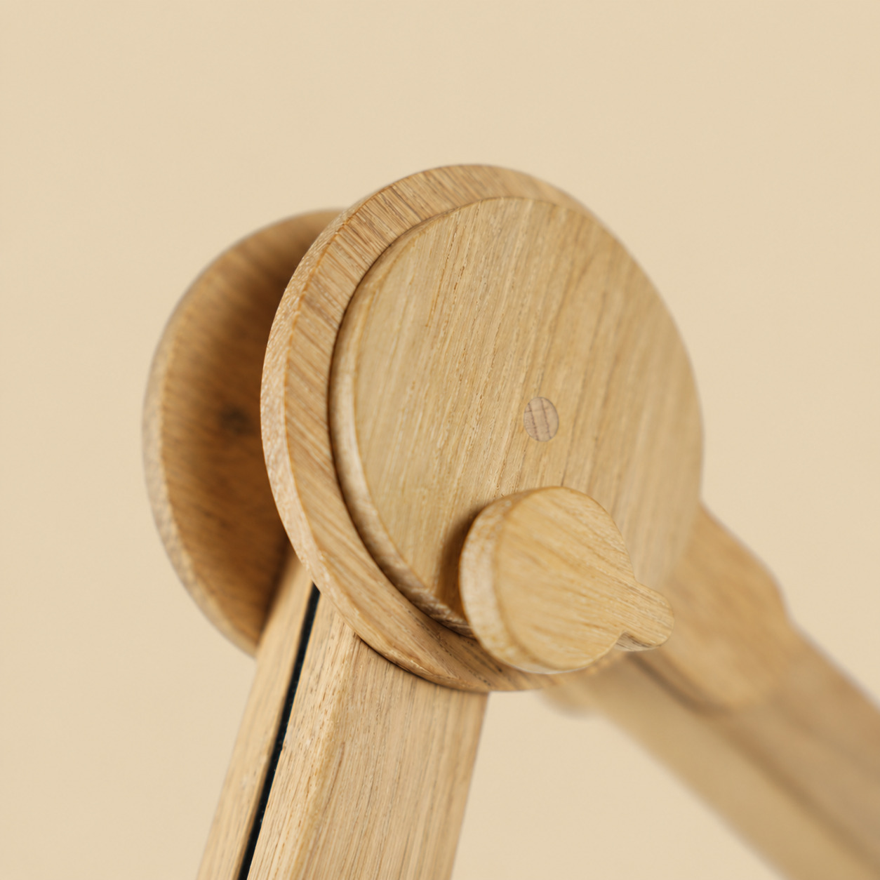 Arend Groosman Circle Arc vloerlamp dubbel – detail van het ronde houten scharnier met draaiknop.