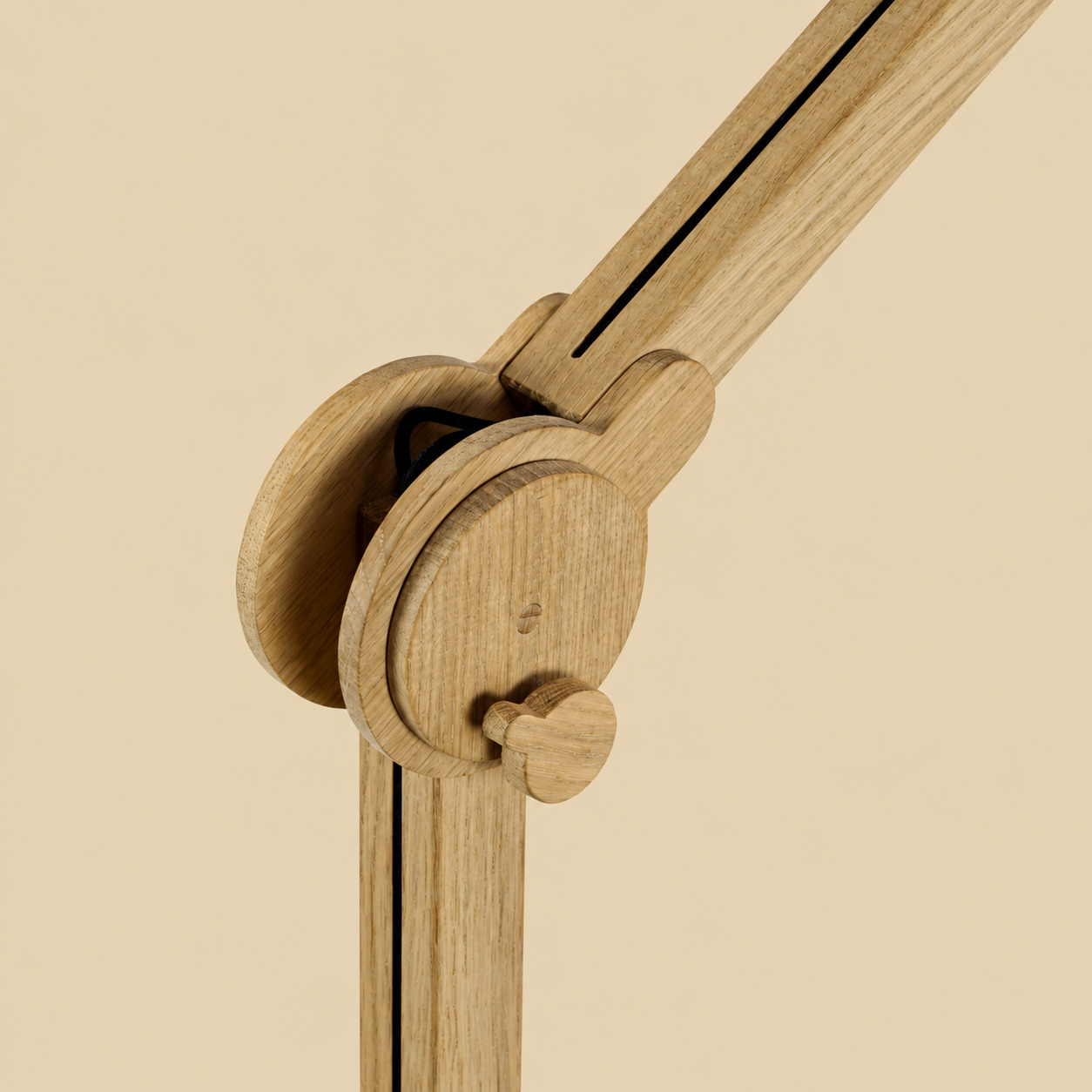 Arend Groosman Circle Arc vloerlamp dubbel – verstelbaar houten scharnier tussen staander en arm.