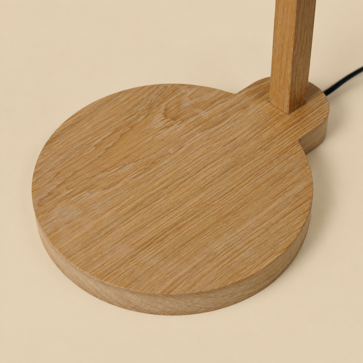 Arend Groosman Circle Arc vloerlamp dubbel – detail van de ronde houten voet in eikenhout.