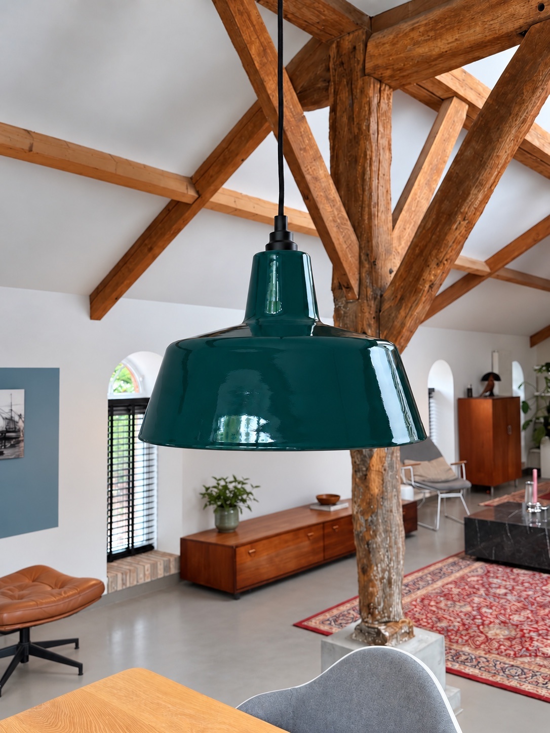 Geëmailleerde blauwgroene hanglamp EBLI OneTone Blue Green in interieur