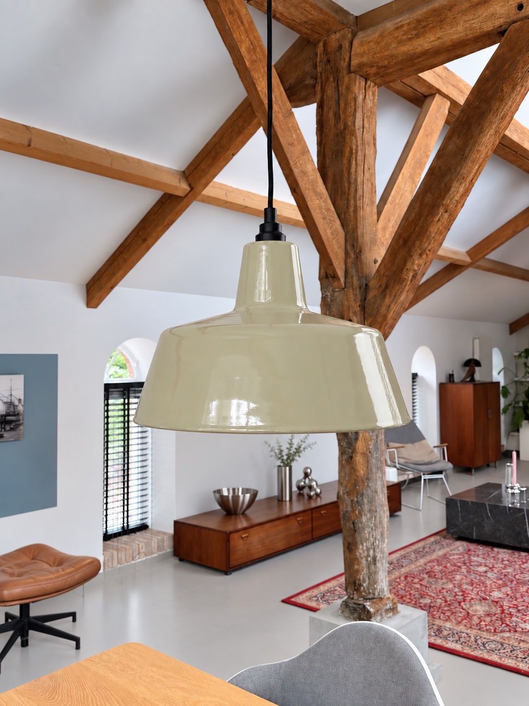 Beige emaille hanglamp EBLI OneTone Green Beige in interieur