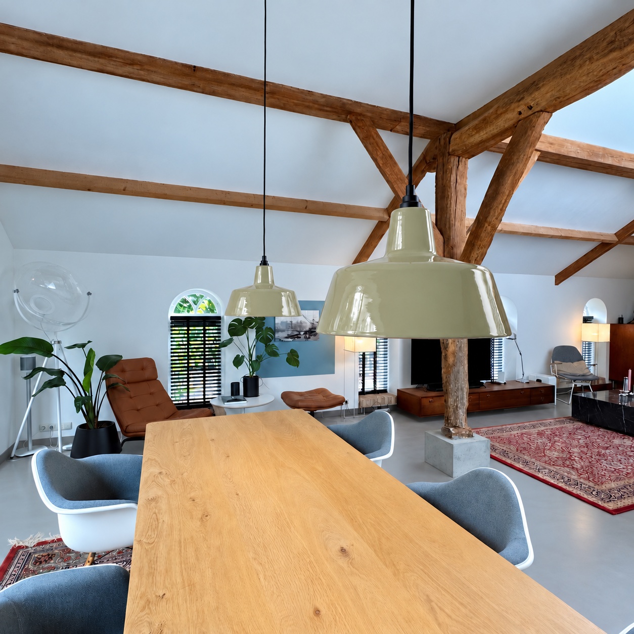 EBLI OneTone Green Beige emaille hanglampen boven een eettafel