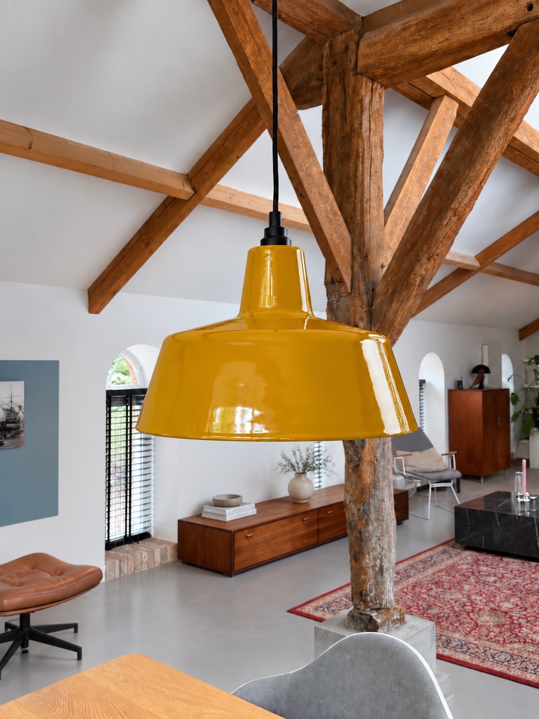 Geëmailleerde gele hanglamp EBLI OneTone Honey Yellow in interieur