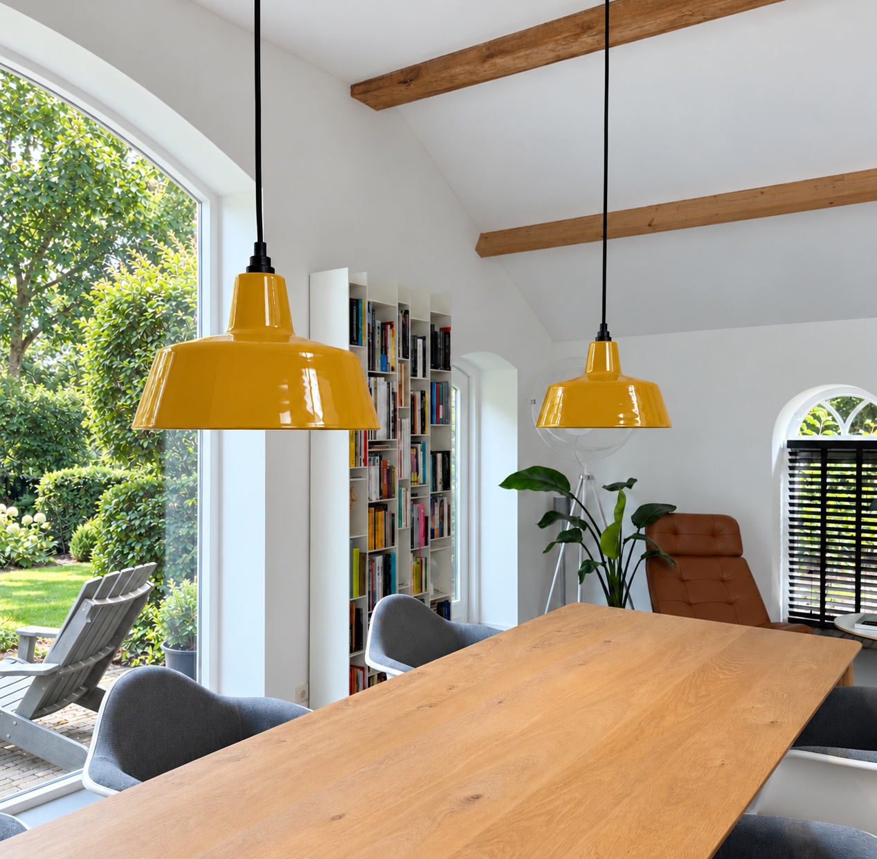 EBLI OneTone Honey Yellow gele emaille hanglampen in een interieur