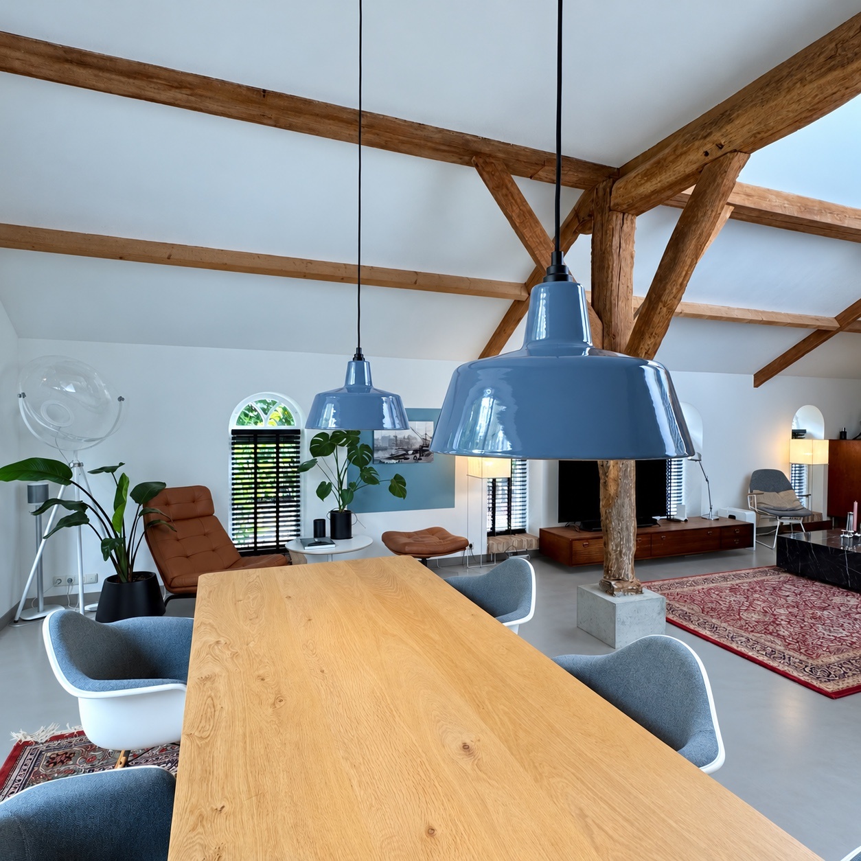 EBLI OneTone Pigeon Blue emaille hanglampen in een interieur