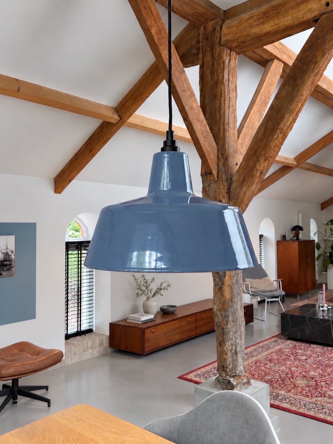 Geëmailleerde lichtblauwe hanglamp EBLI OneTone Pigeon Blue in interieur